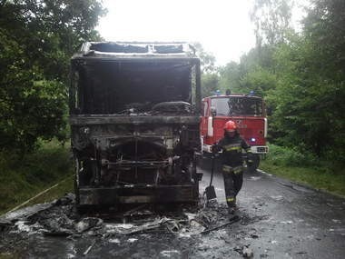 Miaty: Płonący TIR. Ciężarówka zapaliła się na drodze pod Trzemesznem