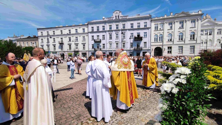 Boże Ciało 2022 w Piotrkowie. Procesja z kościoła o.o....