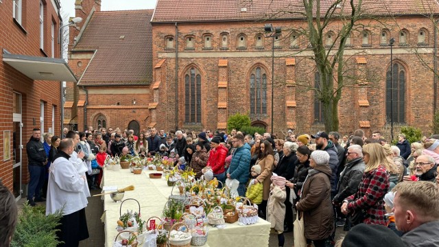 Święcenie pokarmów przy Domu Pielgrzyma w Lęborku