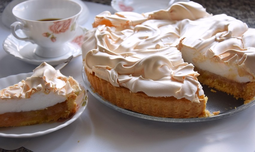 Tarta z rabarbarem i bezą. Najlepszy przepis na pyszne ciasto. Zobacz wideo i zdjęcia