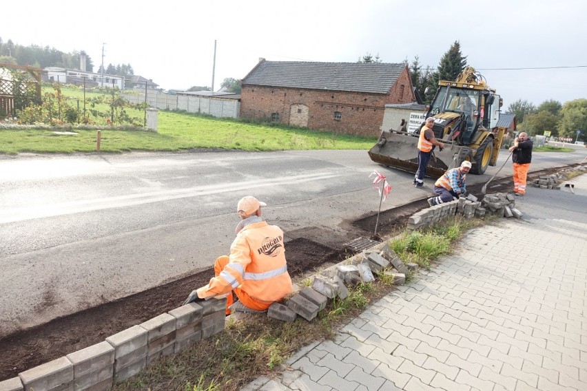 Utrudnienia drogowe na trasie Jezierzyce Kościelne - Gołanice. Uwaga na objazdy! W tym rejonie tworzą się korki [ZDJĘCIA] 