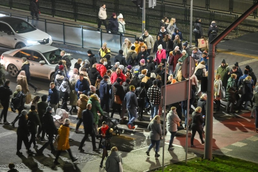 Sobotni wieczór na przystanku "Brama Wyżynna" 03.12.2022 r.