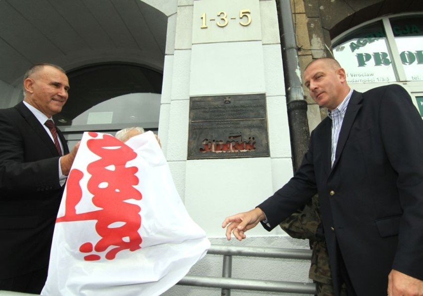 Solidarność pamięta o ludziach &quot;S&quot;. We Wrocławiu odsłonięto tablicę (ZDJĘCIA)