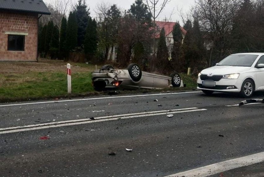 Śmiertelny wypadek w Pilźnie. W zderzeniu toyoty z BMW zginął 80-letni mężczyzna [ZDJĘCIA]