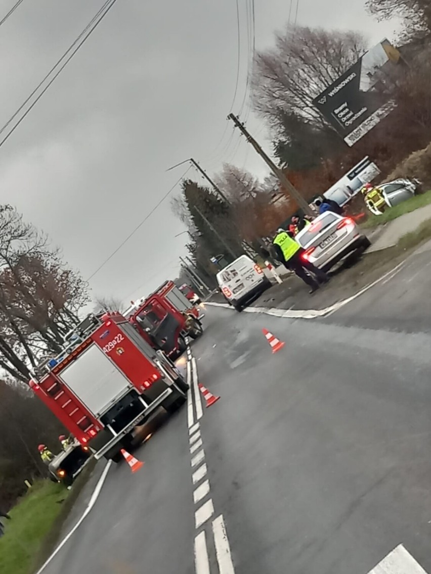Śmiertelny wypadek w Pilźnie. W zderzeniu toyoty z BMW zginął 80-letni mężczyzna [ZDJĘCIA]