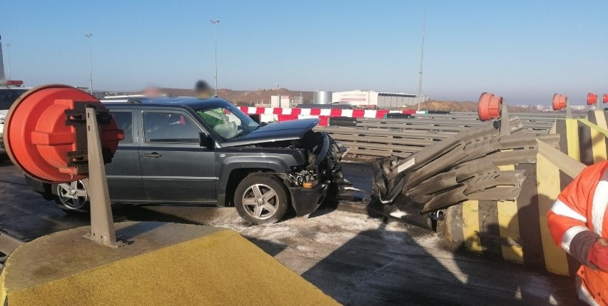 Wypadek na autostradzie A4 w Gliwicach. Kobieta wjechała w bariery, tuż przy bramkach do poboru opłat