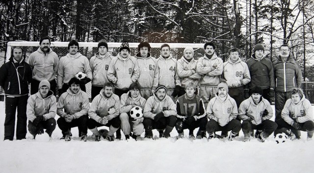 Piłkarze Górnika Wałbrzych przed rundą wiosenną sezonu 1982/1983 i wywalczeniem awansu do ekstraklasy. Pierwszy z lewej w górnym rzędzie trener Horst Panic