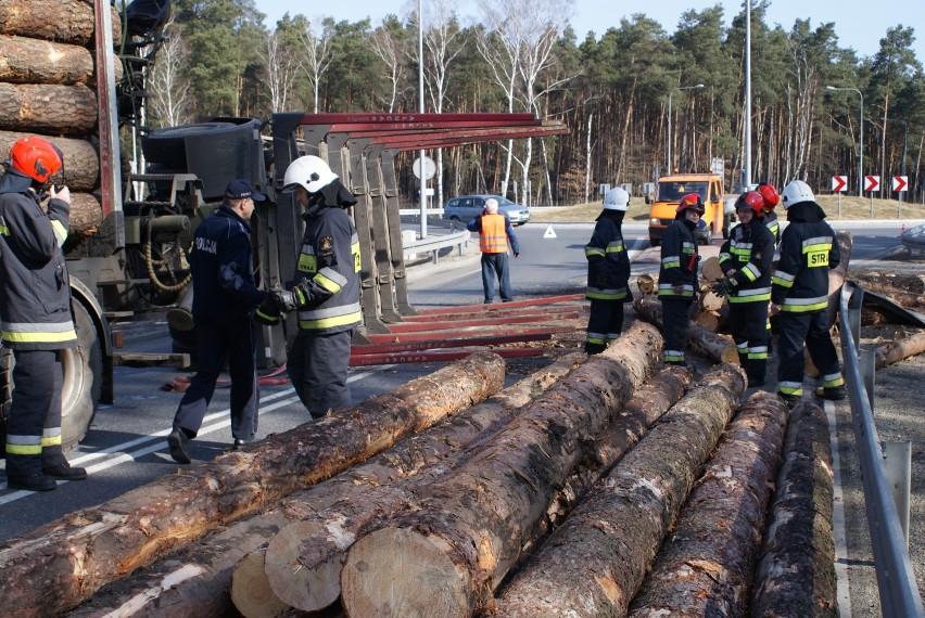 Na zjeżdzie z S8 do Wieruszowa wywróciła się przyczepa z drewnem [FOTO]