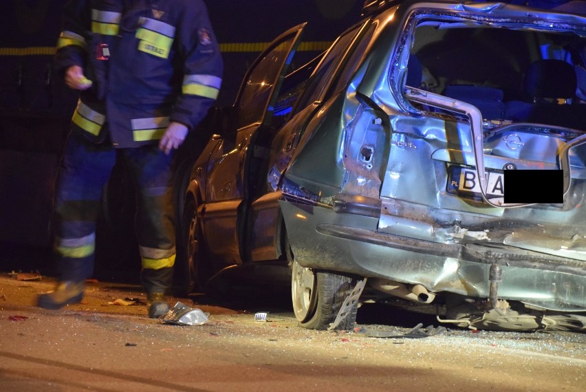 Wypadek na Kleeberg. Samochód osobowy wbił się w naczepę TIR-a. Trasa generalska zakorkowana