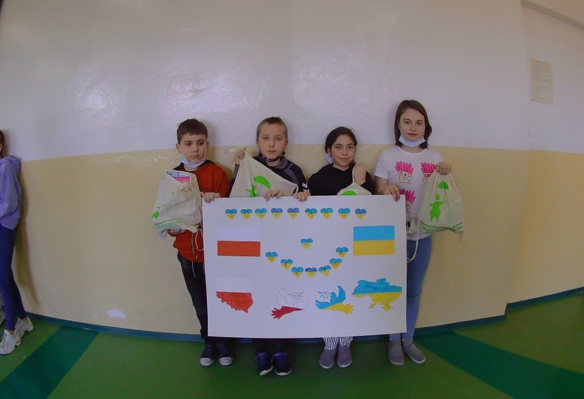 Uczniowie szkoły podstawowej w Mokrej Prawej przygotowali plecaczki powitalne dla ukraińskich dzieci