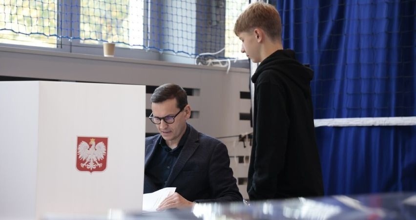 Premier Mateusz Morawiecki oddał głos w lokalu wyborczym...