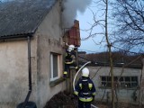 Niewłaściwe użytkowanie pieca przyczyną pożaru domu w Lubczy [zdjęcia]