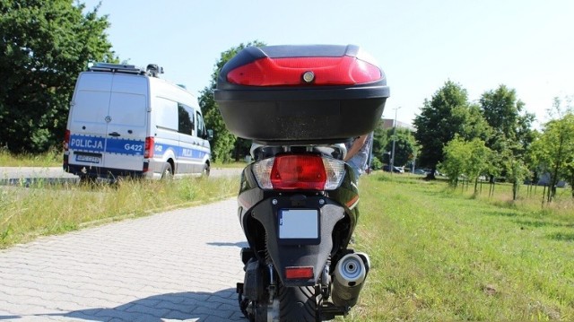 Policjanci z komisariatu w Kętach wszczęli postępowanie wobec 39-letniej mieszkanki Kęt, która mając w organizmie 0,8 promila alkoholu na motorowerze przewoziła swoje 4-letnie dziecko