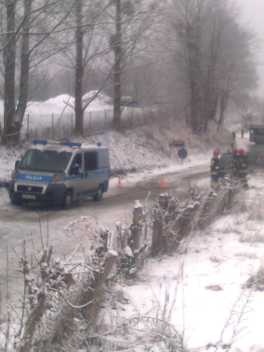 Wypadek w Górze. Autobus szkolny zderzył sie z samochodem osobowym [ZDJĘCIA]