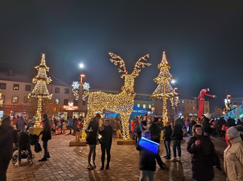 Świąteczne, zupełnie nowe iluminacje na ulicach Tomaszowa Maz. Mieszkańcy zachwyceni [ZDJĘCIA]