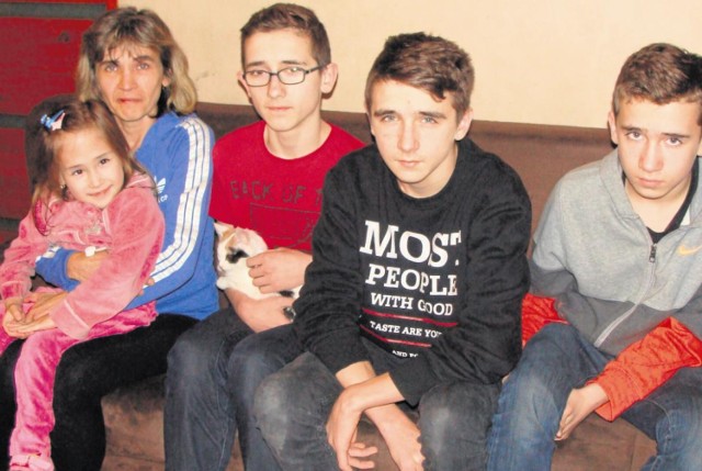 Alicja Cich wraz z dziećmi: od lewej Karolinka, 15-letni Patryk, 16-letni Dawid i 14-letni Adrian