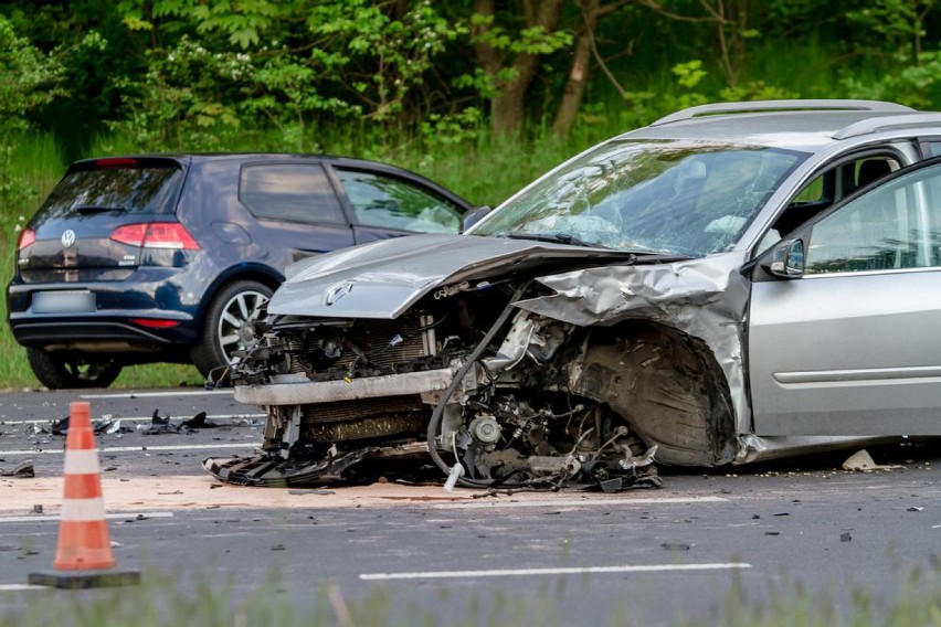 Wałbrzych-Świebodzice: Wypadek na „skrzyżowaniu śmierci”. Droga 35. przez kilka godzin była zablokowana [ZDJĘCIA]