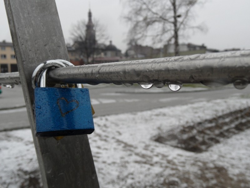 Na niebieskiej kłódce zawieszonej na moście nad Lublinicą...