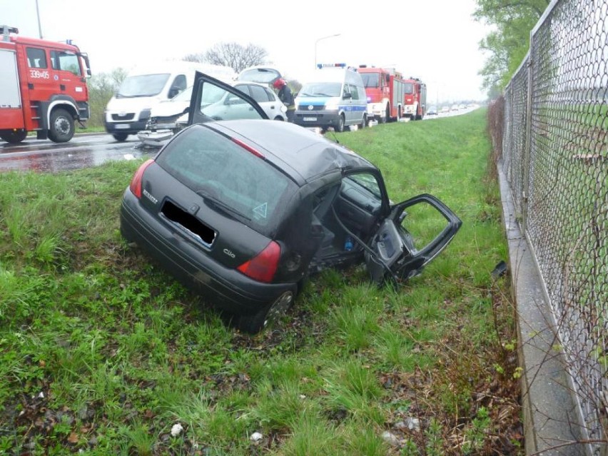 Wypadek w Owińskach: Zderzenie czołowe dwóch aut.