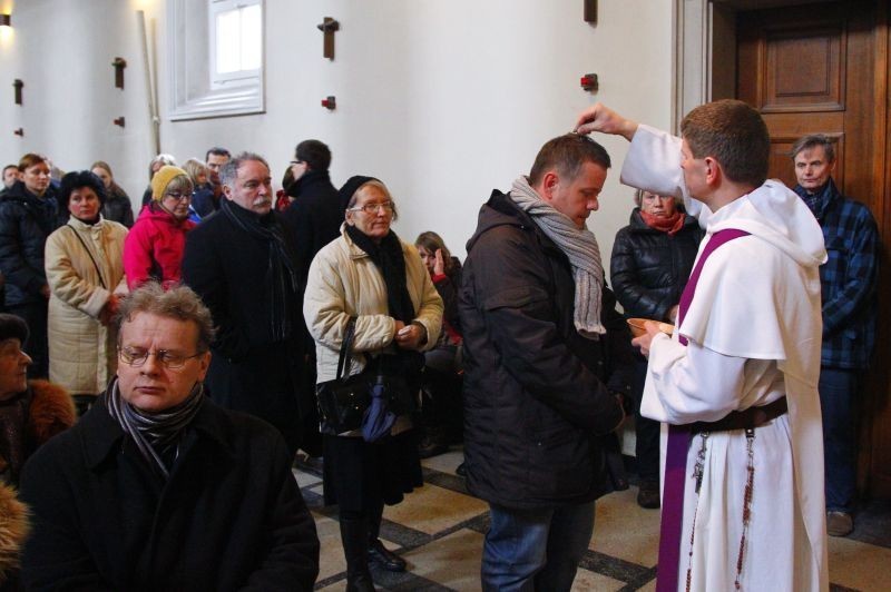 Sypanie głów popiołem u poznańskich Dominikanów