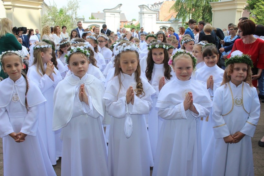 Pierwsza  Komunia Święta w kościele pw. NMP Wniebowziętej w Zbąszyniu. Sobota 12 maja 2018