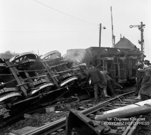 22 listopada 1966 roku o godz. 5.55 w Różynach (gm. Pszczółki). 

Pociąg osobowy jadący z Gdańska do Olsztyna zderzył się z pociągiem towarowym, który stał na bocznym torze.