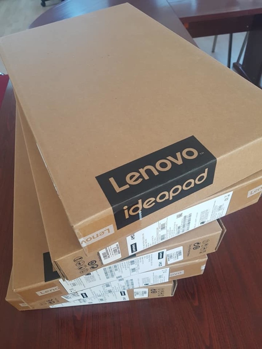 Koronawirus. Gmina Pleśna kupiła uczniom laptopy. Pomogą im w nauce przez internet