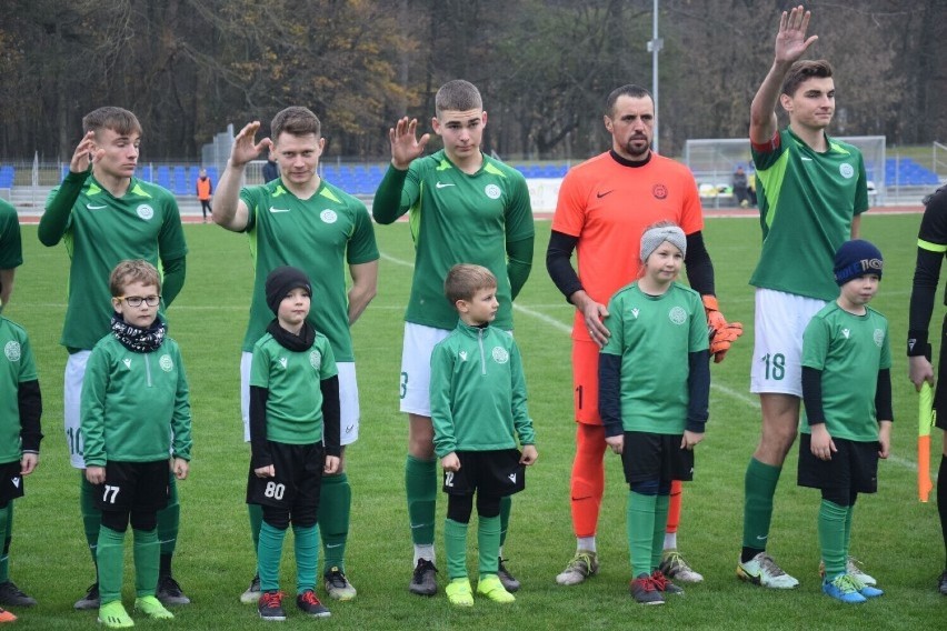 Z nieba do piekła! Grający w dziesiątkę UKS Śrem z kompletem punktów w derbach powiatu