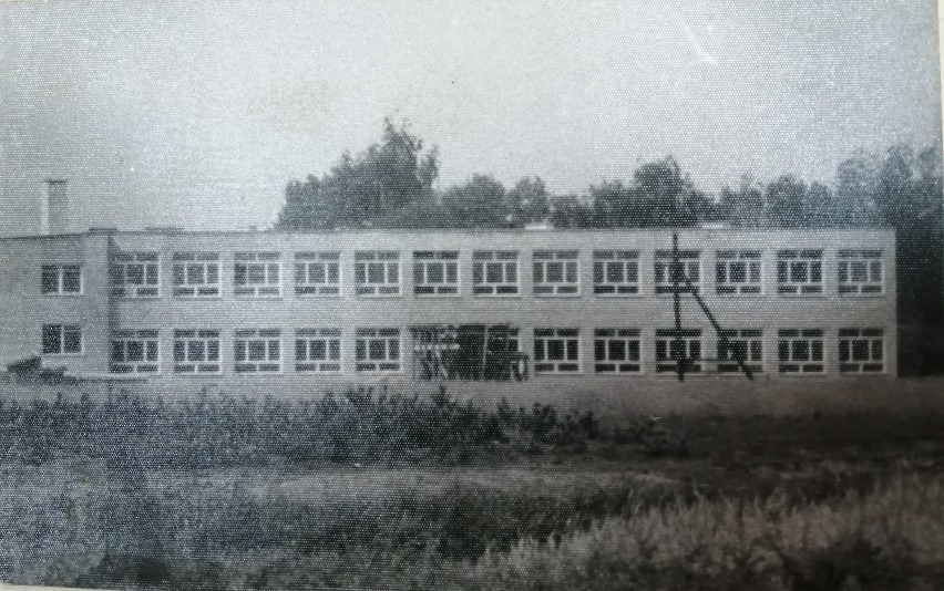 Szkoła ubiegłego wieku na unikalnych fotografiach z kronik Szkoły Podstawowej nr 7 w Skierniewicach