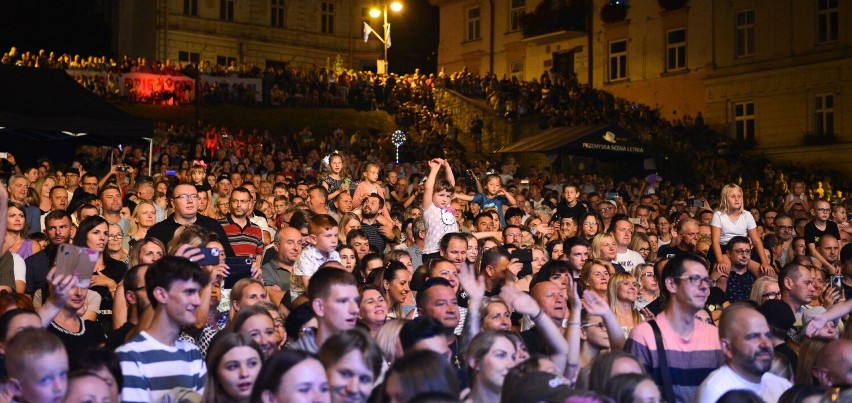 Kayah jak magnes! Na rynek w Przemyślu przyciągnęła tłum ludzi [ZDJĘCIA]