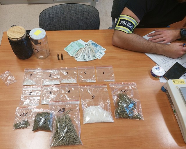 Ponad 170 gramów różnego rodzaju narkotyków oraz nielegalną amunicję do broni palnej zabezpieczyła zduńskowolska policja w mieszkaniu zatrzymanego 34-latka