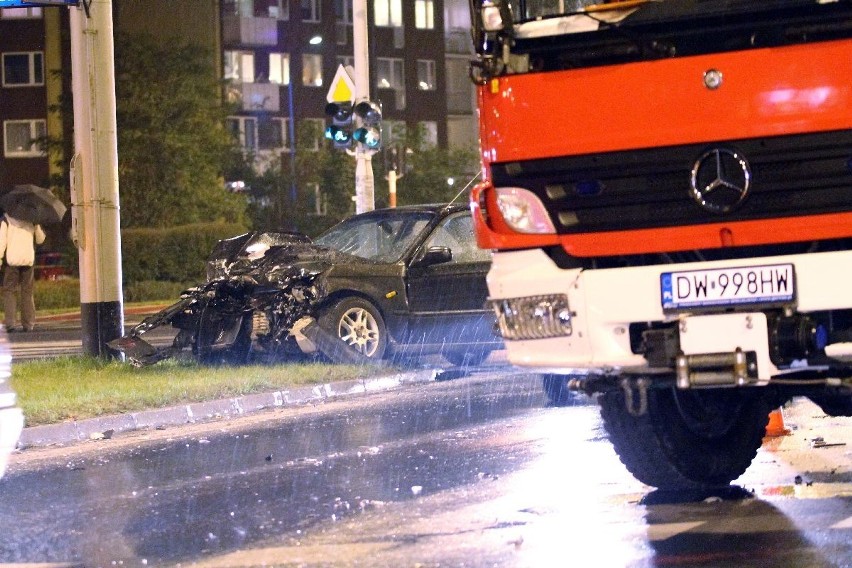 Wrocław: Na ul. Bałtyckiej wóz strażacki zderzył się z osobówką (ZDJĘCIA)