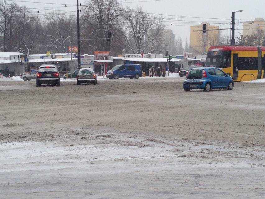 Atak zimy 19 stycznia 2013: warszawskie ulice wyglądają jak wiejskie drogi