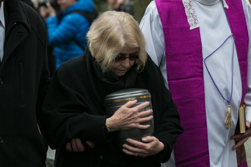 Pogrzeb Andrzeja Wajdy. Ostatnie pożegnanie na cmentarzu na Salwatorze [ZDJĘCIA]