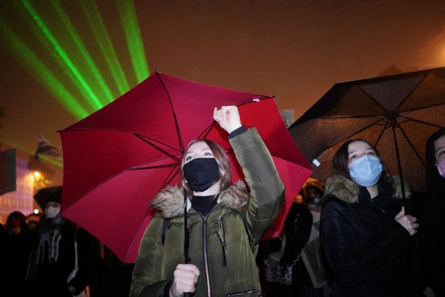 Protesty kobiet, które nie zgadzają się na zaostrzenie aborcji, nie ustają. Panie blokują drogi, organizowane są strajki generalne, a także wieczorne manifestacje. Również w Poznaniu.