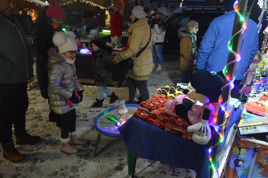 Rynek w sobotni wieczór opanowały radosne dzieci.