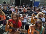 Stary Rynek: Gitarzyści zagrali „Should I Stay or Should I Go” grupy The Clash [ZDJĘCIA]