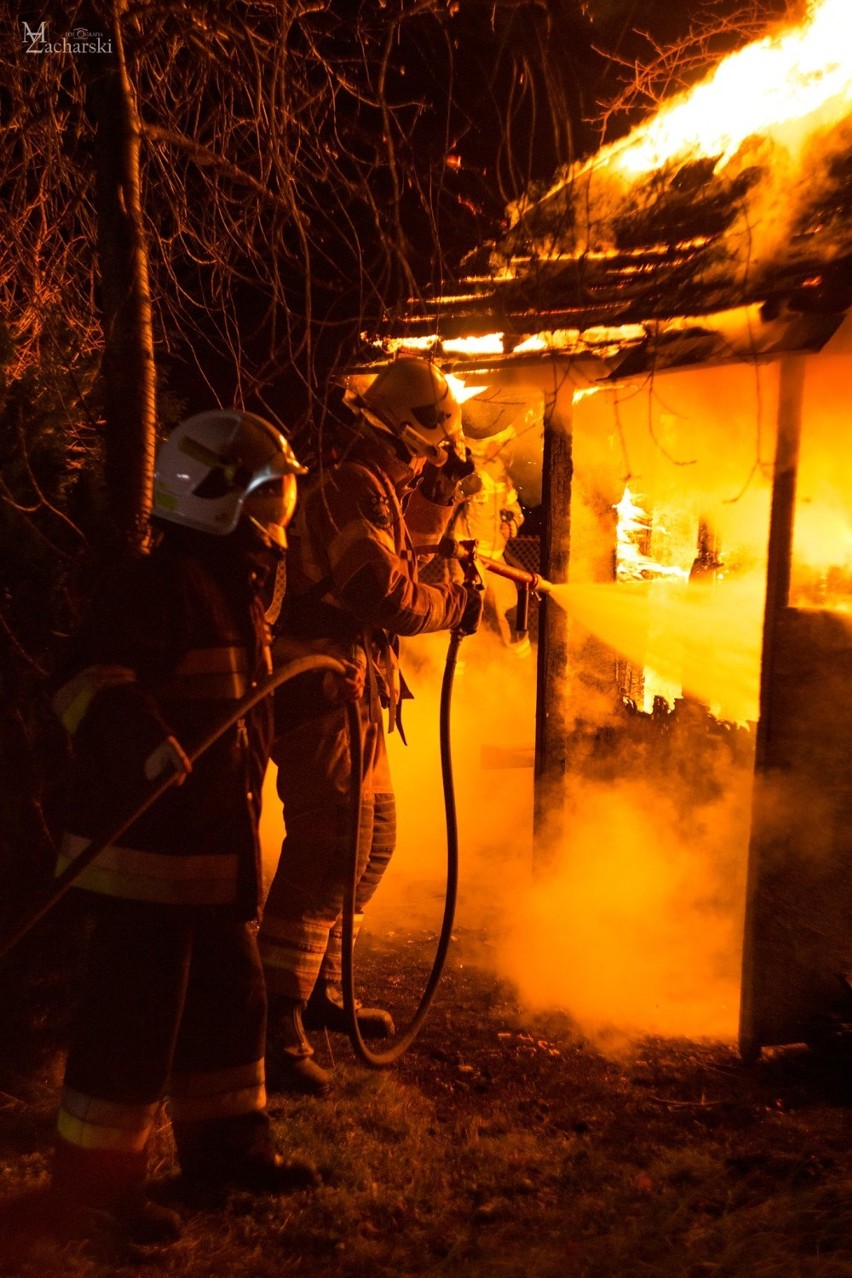 Nocny pożar w Mostach. Interweniowali strażacy z Goleniowa i okolic