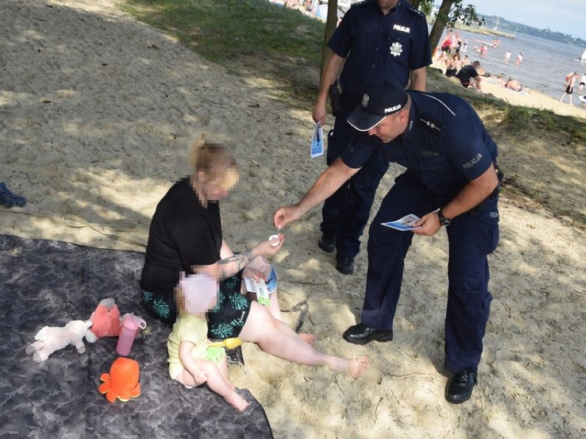 Policjanci wspólnie ze strażakami sprawdzili niestrzeżone kąpieliska w ramach kampanii „Kręci mnie bezpieczeństwo nad wodą” - 25 sierpnia 2022