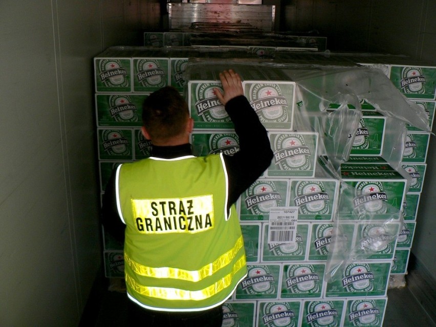 Strażnicy graniczni zatrzymali ponad 20 tysięcy butelek piwa pochodzącego z kradzieży