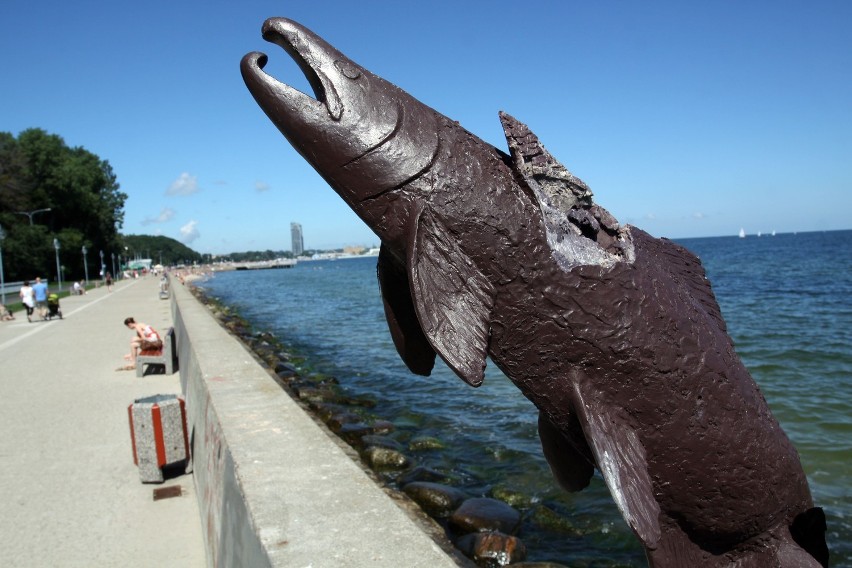 Gdynia: Pomnik łososi z Seatle znów na celowniku złodziei. Jedna z ryb skradziona