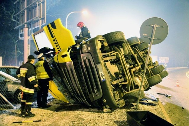 Transport przewożący długie na 30 metrów i ważące 40 ton prefabrykaty budowlane jechał z Poznania do Gliwic. Betonowe podłużnice wypadły z naczepy i omal nie zgniotły zaparkowanych na terenie komisu samochodów.