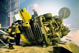 Wrocław: Wypadek na Sułowskiej. Ciężarówka wywróciła się i staranowała ogrodzenie (ZDJĘCIA)