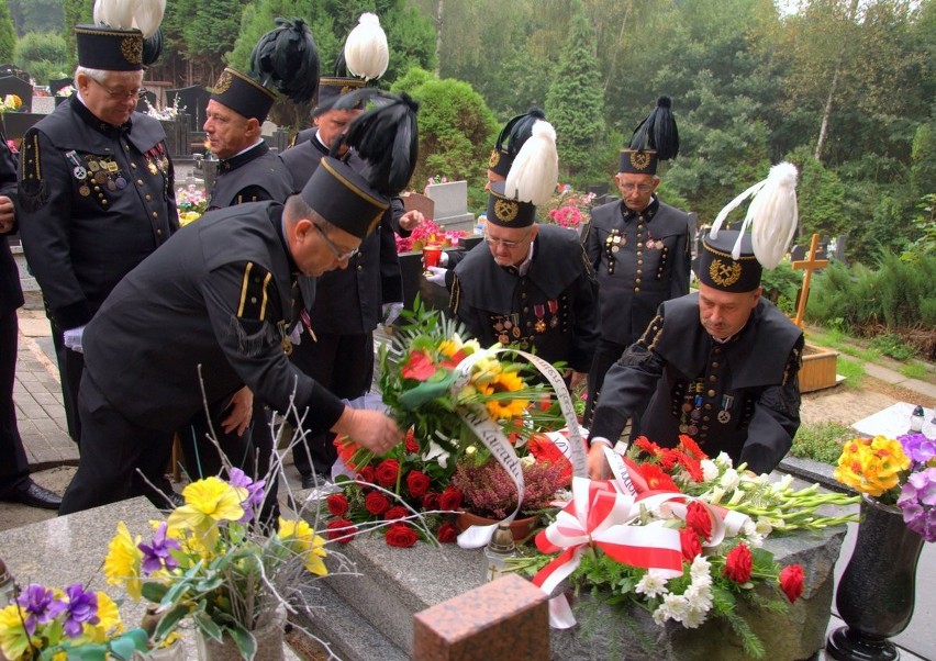 Górnicy złożyli kwiaty na grobie Jarosława Sienkiewicza ZDJĘCIA