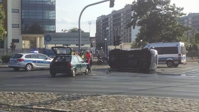 Dwoje dzieci ucierpiało po zderzeniu karetki z samochodem osobowym