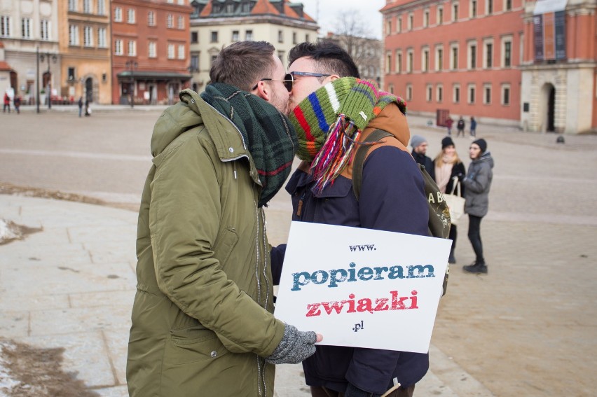 Walentynkowy happening Kampanii Przeciw Homofobii. "Każda...