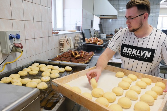 Przed tłustym czwartkiem w piekarni Czajkowskich w Żarach smaży się nawet 20 tys. pączków.