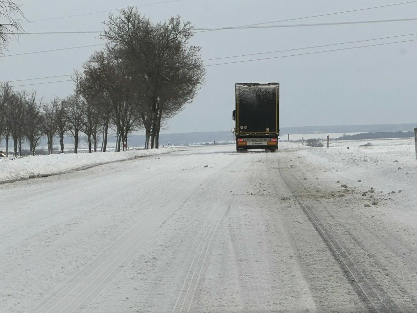 Na drodze krajowej nr 45 (kierunek Racibórz) zalega śnieg,...