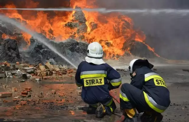 Około godziny 14.00 strażaków zaalarmowano do pożaru na składowisku odpadów w Kąkolewie. Na miejsce pożaru wysłano siedem zastępów straży pożarnej