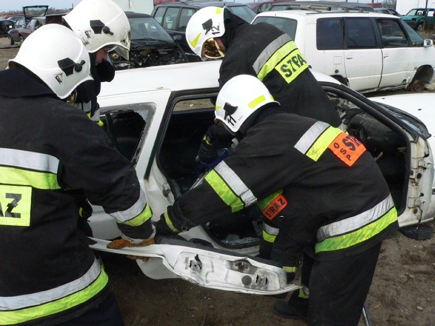 Straż pożarna w Lesznie trenuje w trudnych warunkach.
